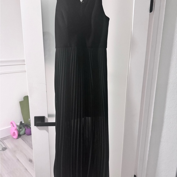 XSCAPE WOMEN'S BLACK PLEATED V-NECK SLEEVELESS MAXI GOWN DRESS SIZE 10 - Picture 4 of 4